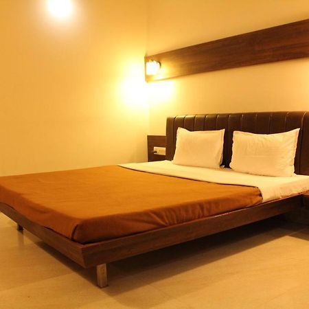 Hotel Grand 3D Bhuj Eksteriør bilde