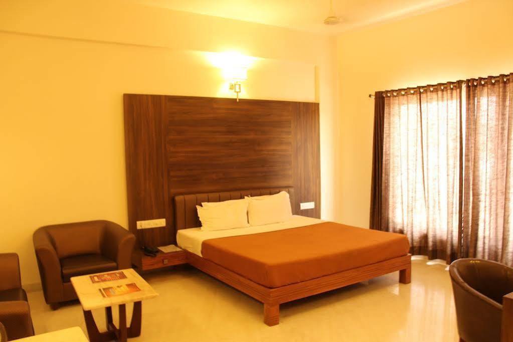 Hotel Grand 3D Bhuj Eksteriør bilde